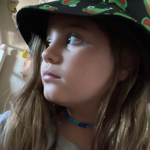 Cute froggy bucket hat for nice sunny beach days. - Picture 4 of 4